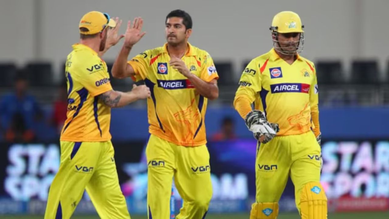 MS Dhoni And Mohit Sharma