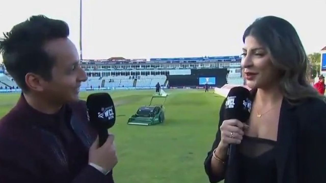 WCL owner Harshit Tomar propose anchor Karishma Kotak on Live TV South Africa Champions vs Pakistan Champions