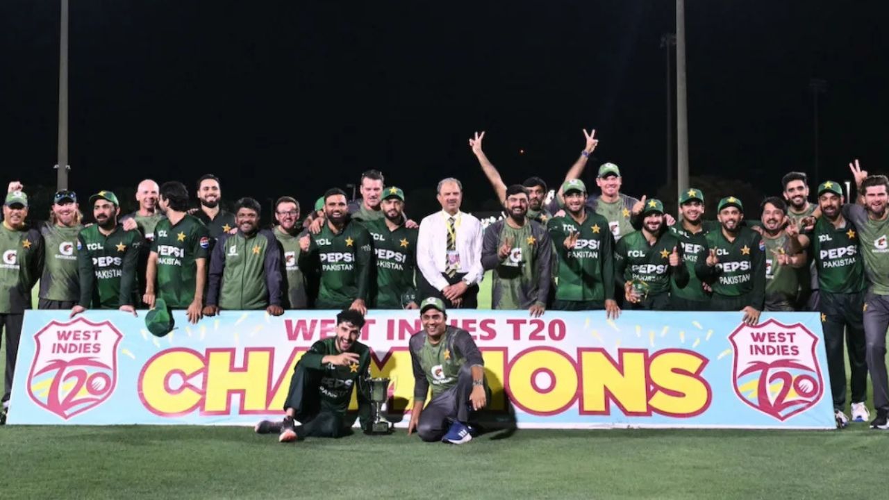 Pakistan head coach Mike Hesson offered 200 USD for players during practice session Video Viral