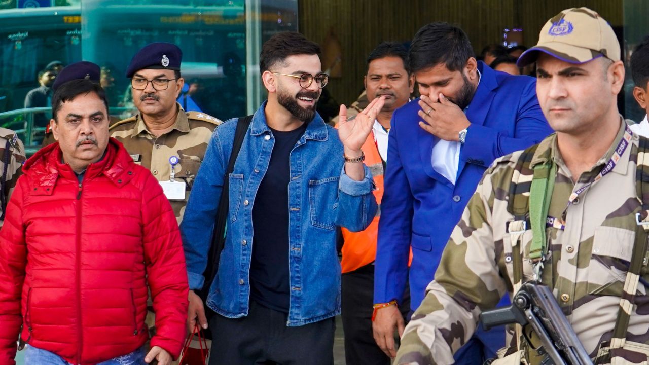 Who is Saurabh Tiwary welcomed Virat Kohli at Ranchi Airport ahead IND vs SA 1st ODI match