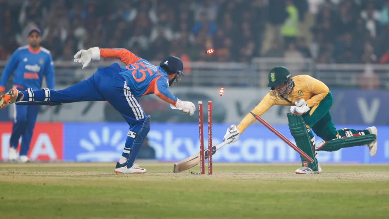 Jitesh Sharma and Quinton De Kock Jitesh Sharma reflexes denies Quinton De Kock missed century during IND vs SA T20I match Mullanpur Stadium