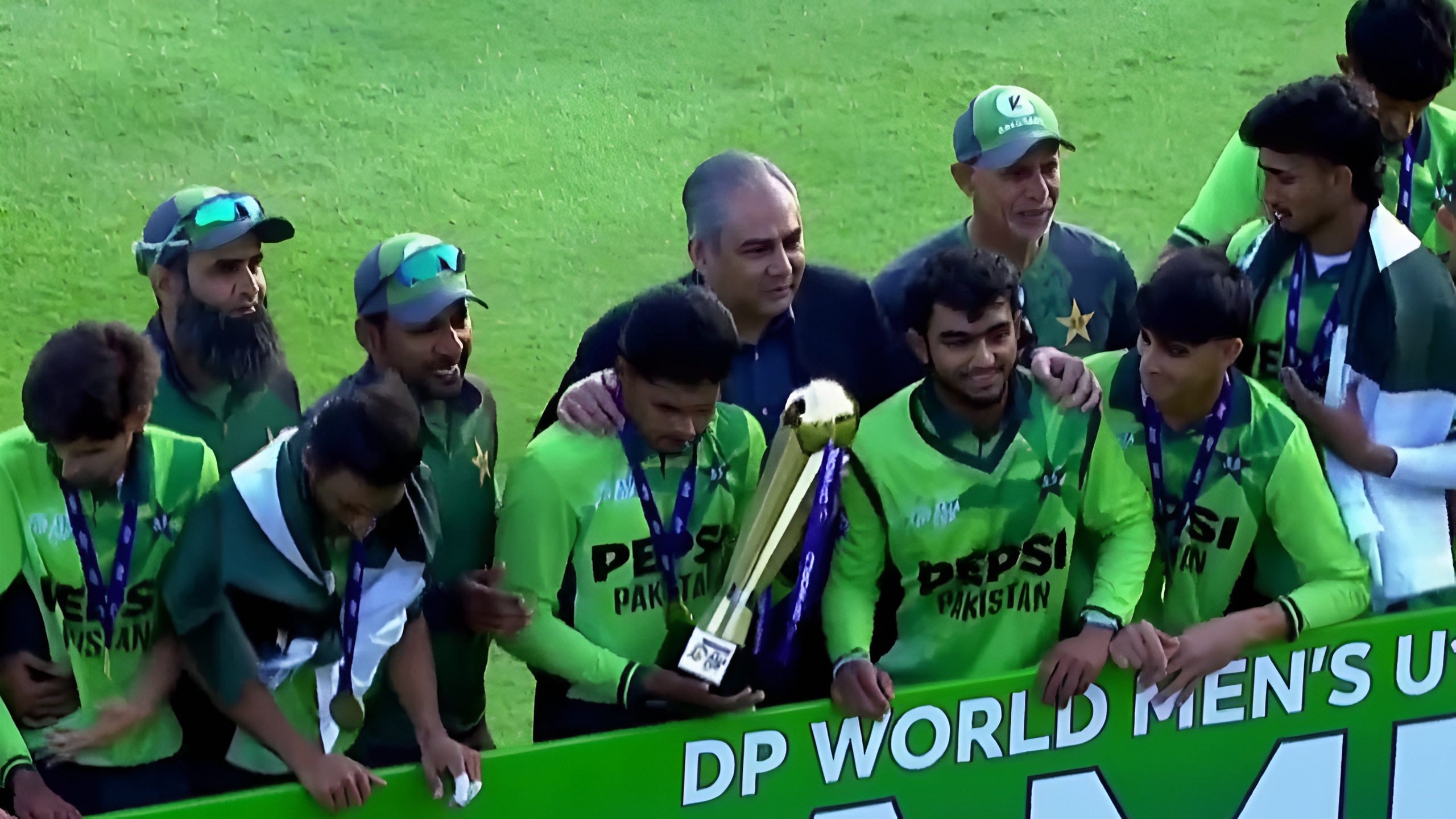 Mohsin Naqvi celebrates victory with Pakistan team during U19 Asia Cup 2025 final IND vs PAK award ceremony