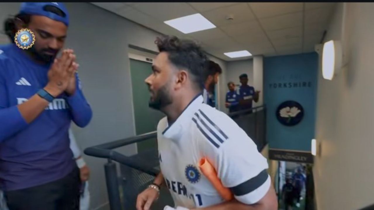 KL Rahul Welcoming Rishabh Pant in Dressing Room After IND vs ENG 1st Day Stumps