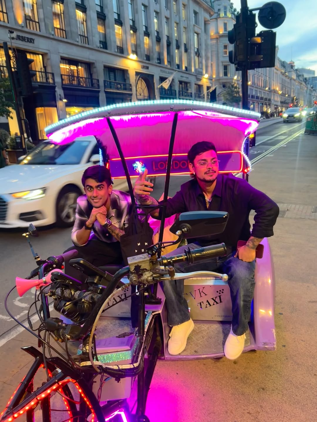 Ishan Kishan Bhojpuri Dance Video in auto rickshaw at London Street after Nottinghamshire vs Yorkshire county championship 2025
