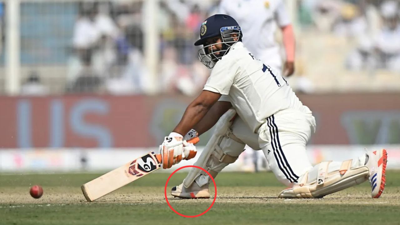 Rishabh Pant wear 2 different shoes after injury Kolkata Eden Garden IND vs SA 1st test