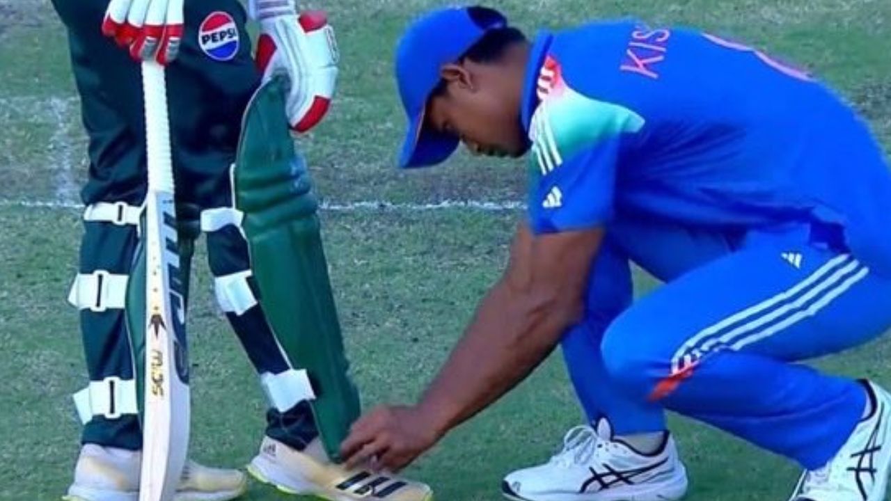 Kishan Kumar Singh tie shoelace of Pakistani Player huzaifa ahsan in India vs Pakistan U19 Asia cup