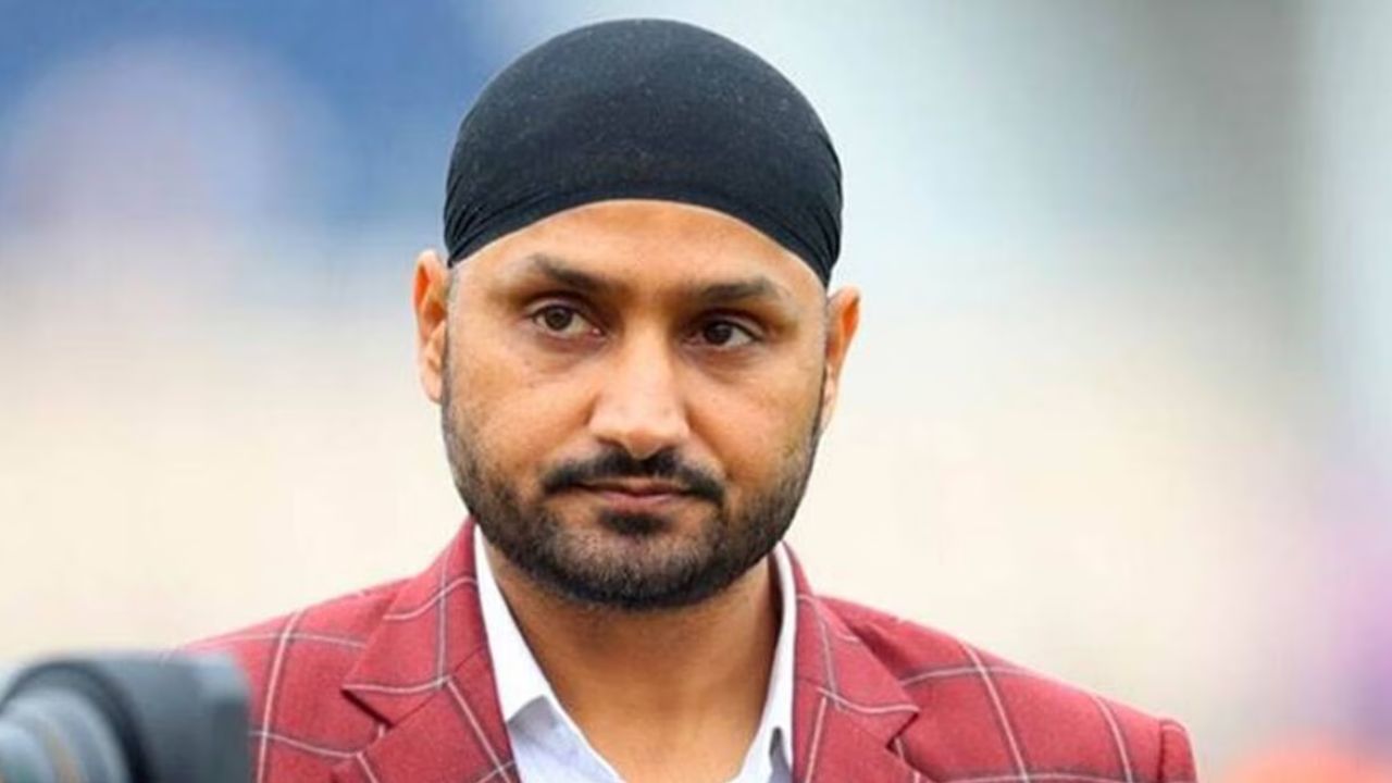IPL Commentator Harbhajan Singh gets angry on trollers during RCB vs SRH Match