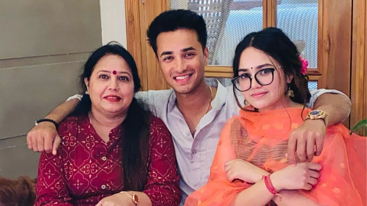 Abhishek Sharma S Mother And Sister