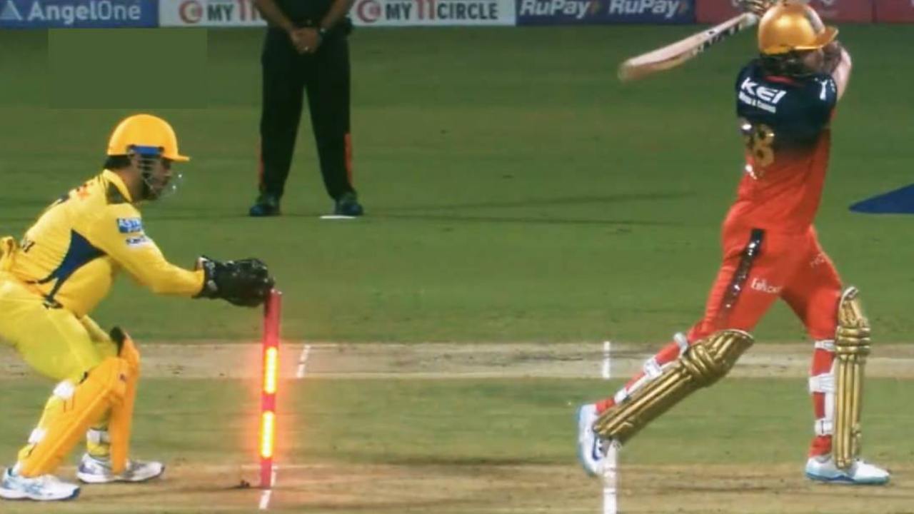 MS Dhoni lightning fast stumping