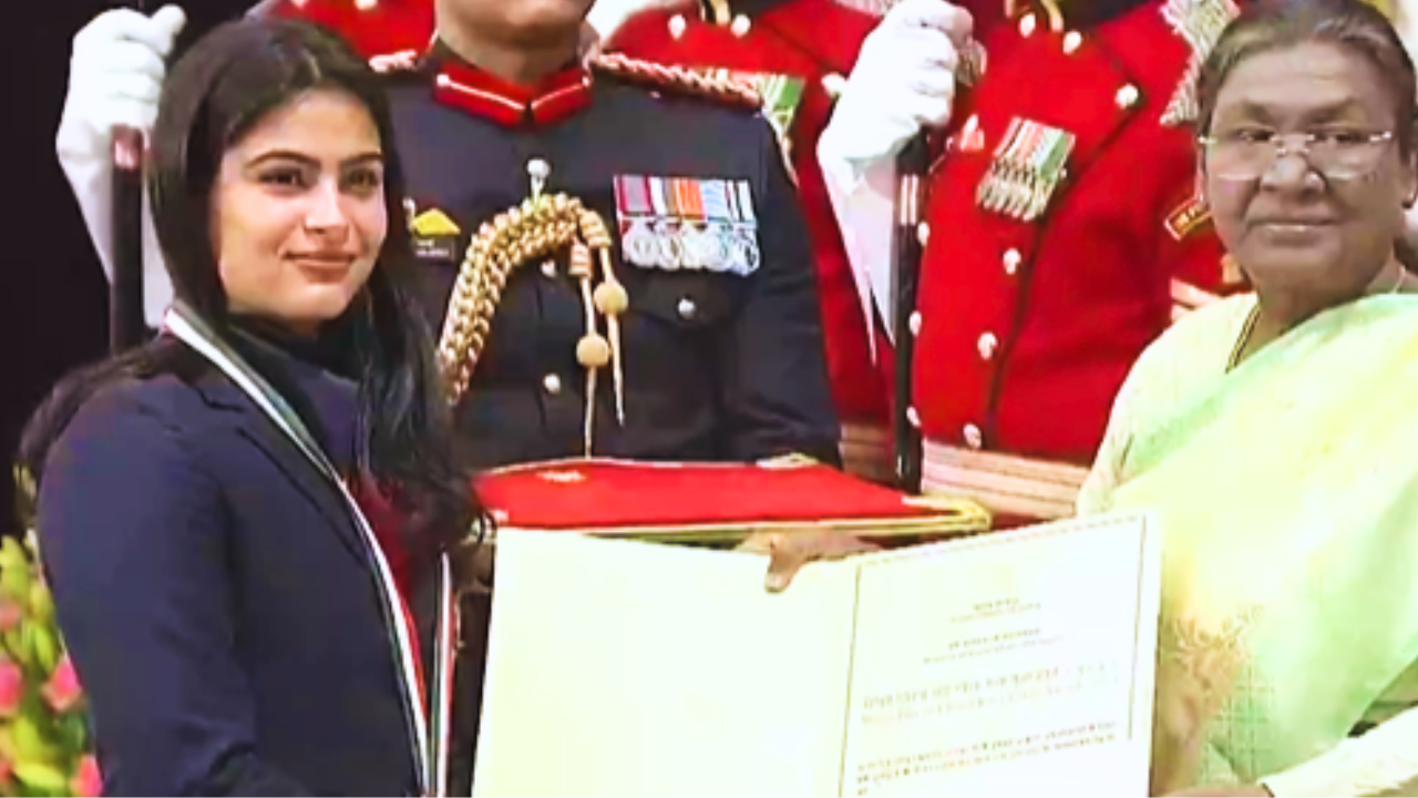 President Draupadi Murmu honored Manu Bhaker with Major Dhyanchand Khelratna Award