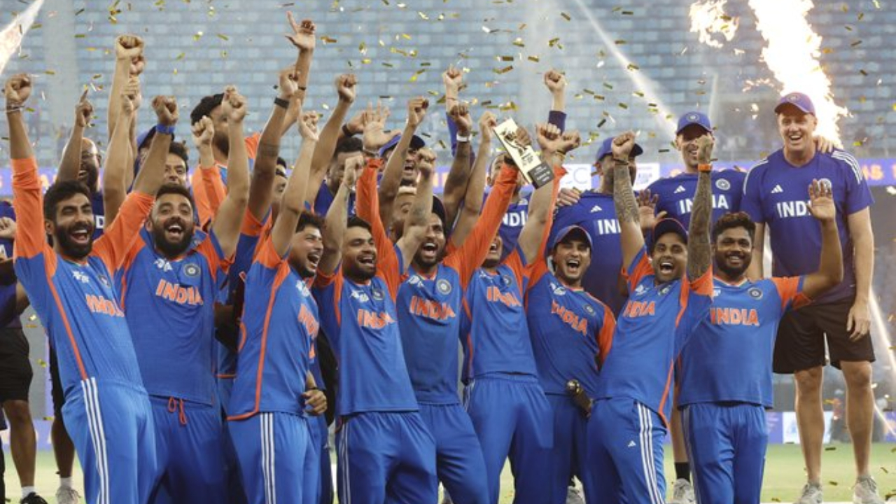 India Celebrate With An Imaginary Trophy