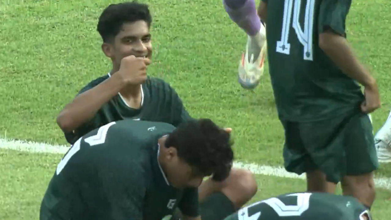 Pak Footballer