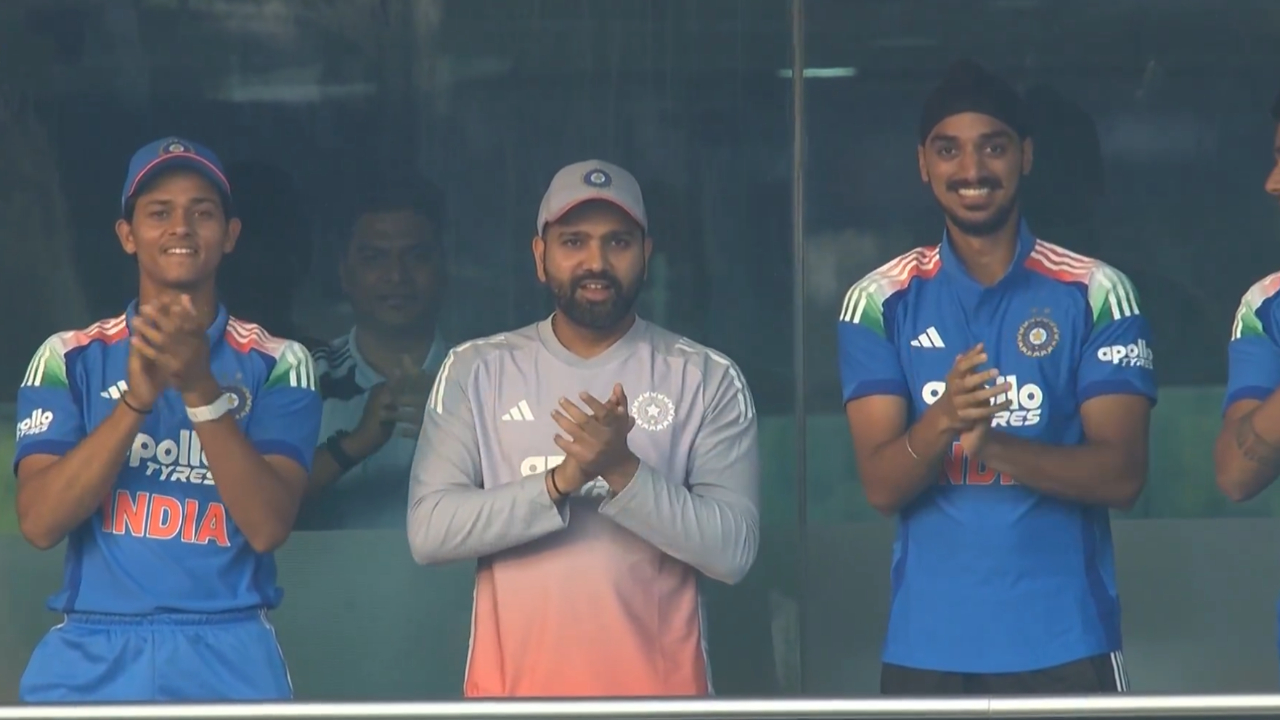 Rohit Sharma Applauds Virat Kohli After His 52nd Ton