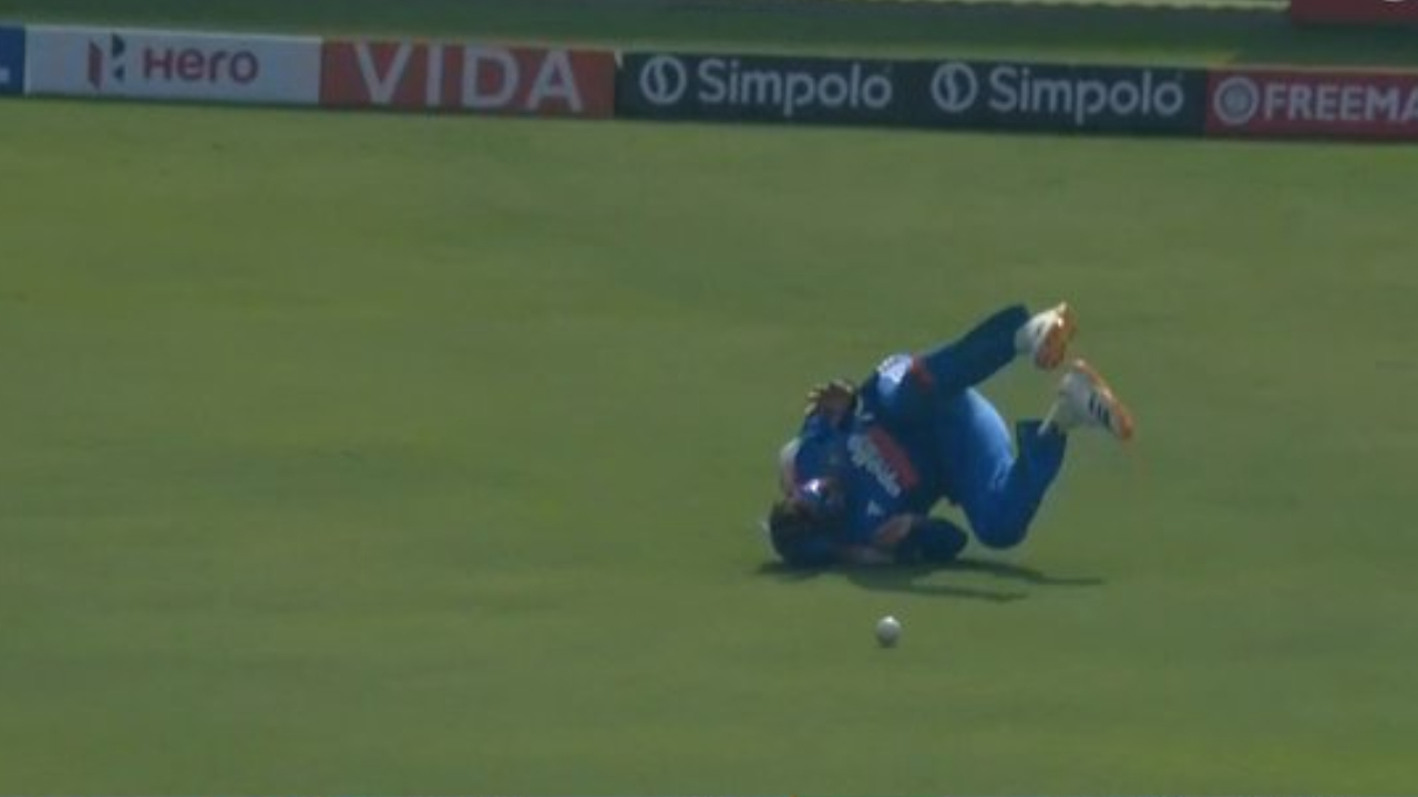 Kuldeep Yadav Drops Henry Nicholls Early On