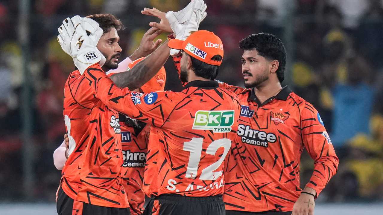 Sunrisers Hyderabad chipped in with two quick wickets