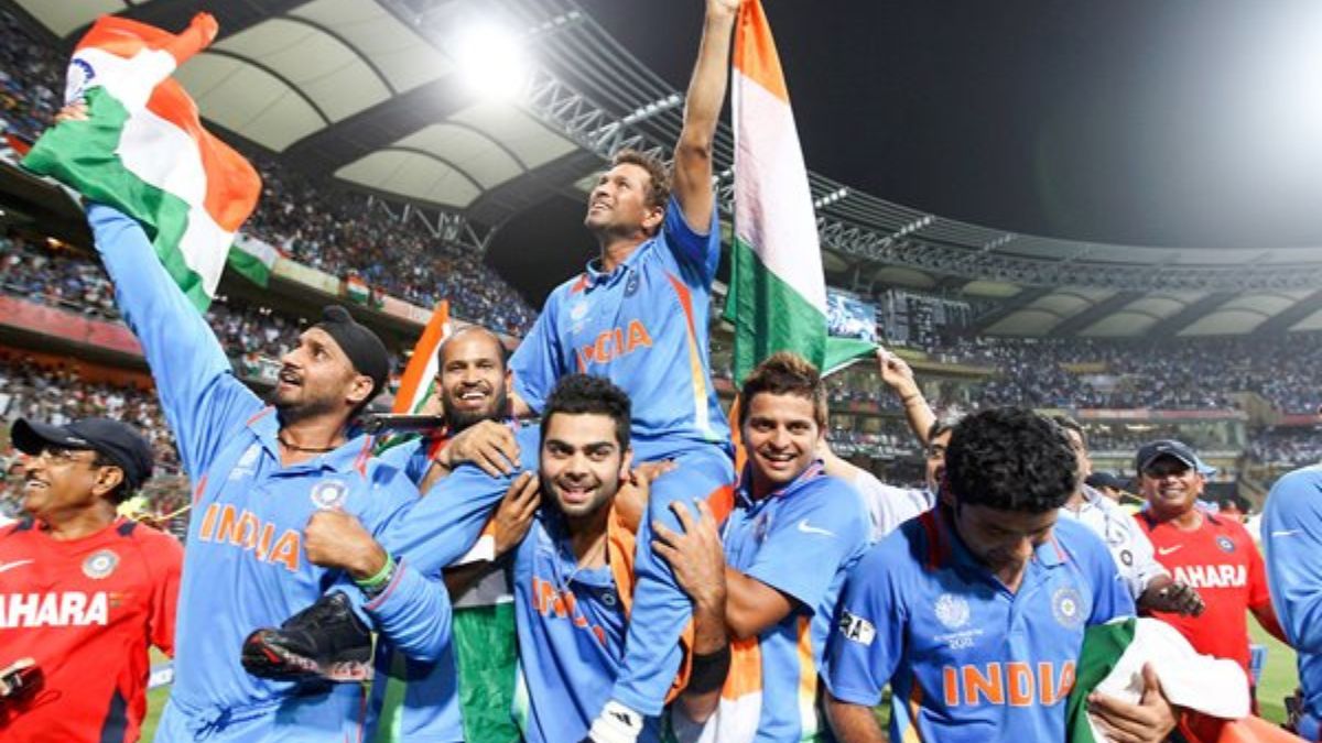 Sachin tendulkar celebrating 2011 ODI Cricket World Cup